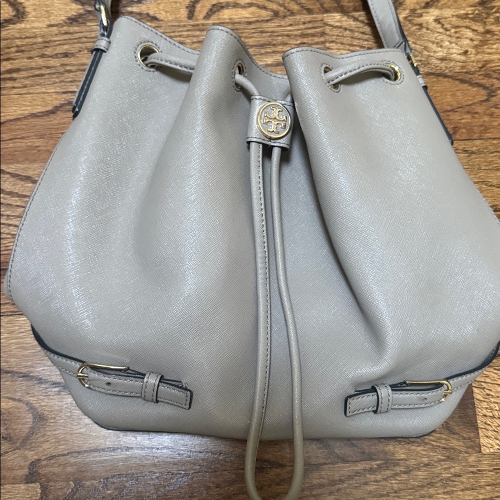 Tory Burch Robinson leather bucket bag- tan - Picture 3 of 7